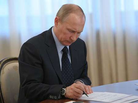 Владимир Путин подписал федеральный закон о выплатах при рождении первенца