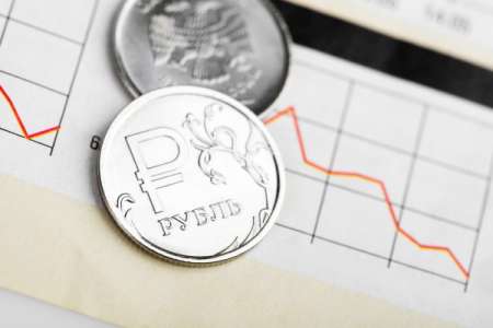 Аналитики назвали причины падения курса рубля
